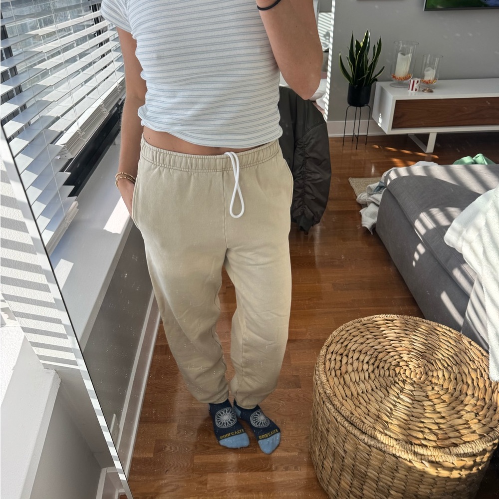 Aritzia TNA Beige Fitted Joggers